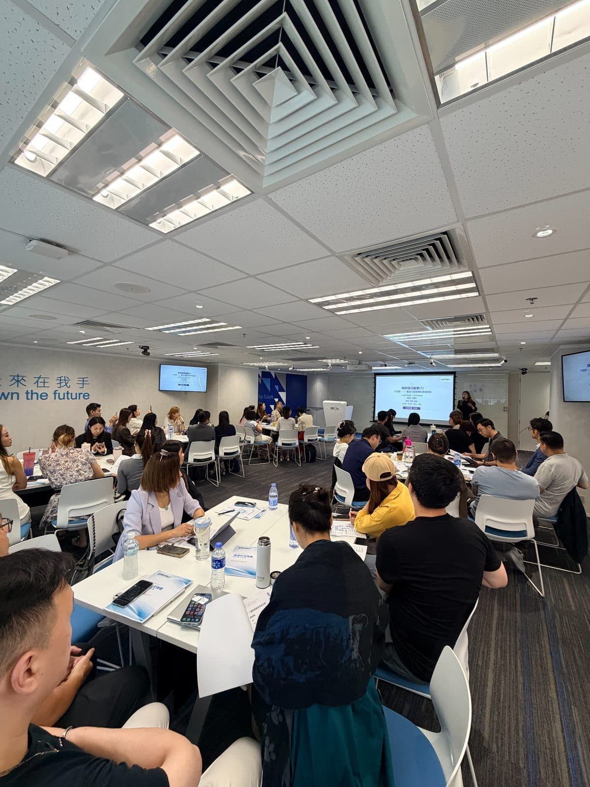 全承AI新媒體學院的研討課堂，學員圍枱而坐