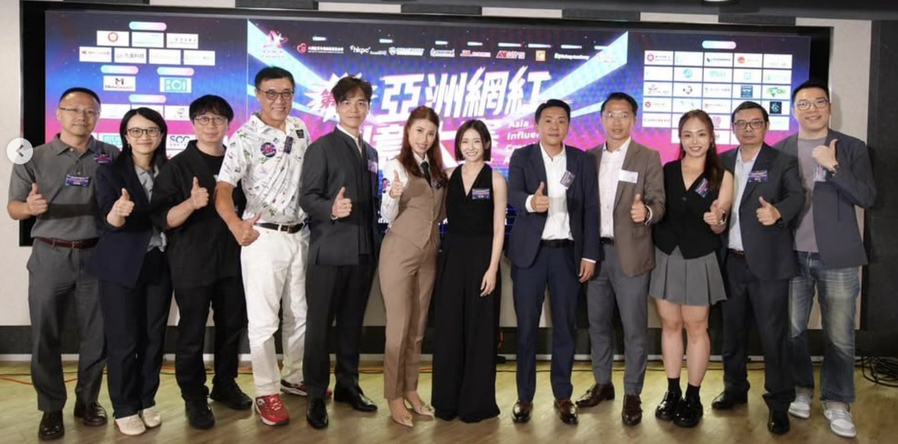 亞洲網紅活動：全承團隊與嘉賓在舞台背板前豎起拇指合照